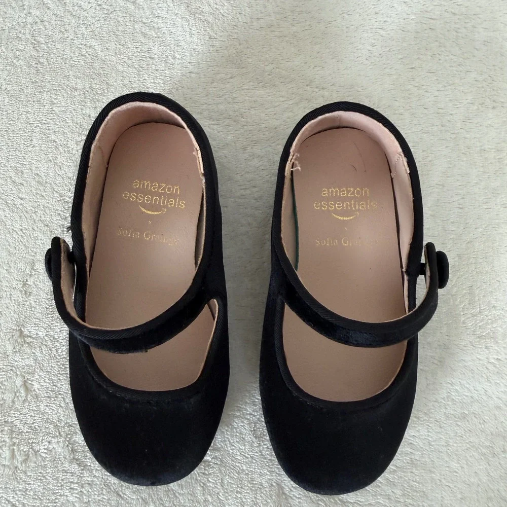Amazon Essentials x Sofia Grainge Toddler Girls Black Velvet Mary Jane Flats 4